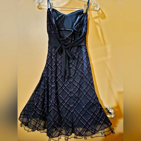 Elegant formal dress - Picture 2 of 9